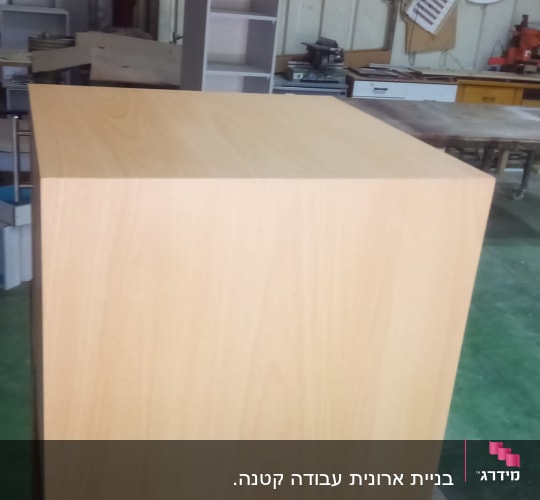 סדנת נגרות עם ארון עץ וכלי עבודה